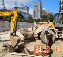 美女免费尻逼网站高温下的坚守｜道路建设者用汗水铺就畅通路